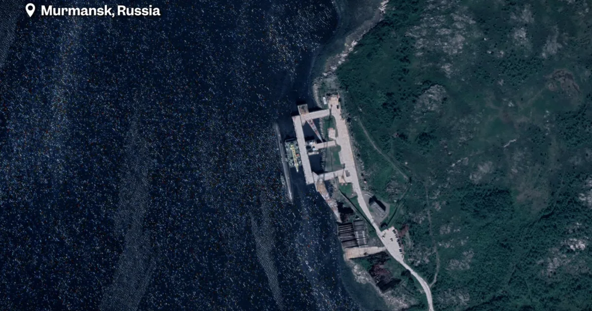 Imagine din satelit a unui submarin andocat la Severomorsk