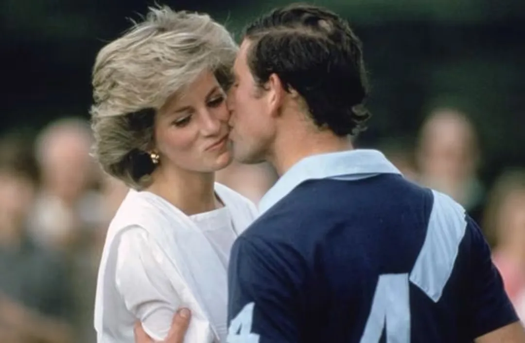 Prințul Charles o sărută pe prințesa Diana 