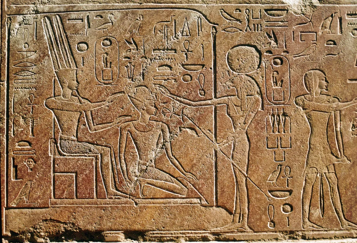 Regina Hatșepsut (în centru), predecesoarea și mama vitregă a lui Thutmose al III-lea