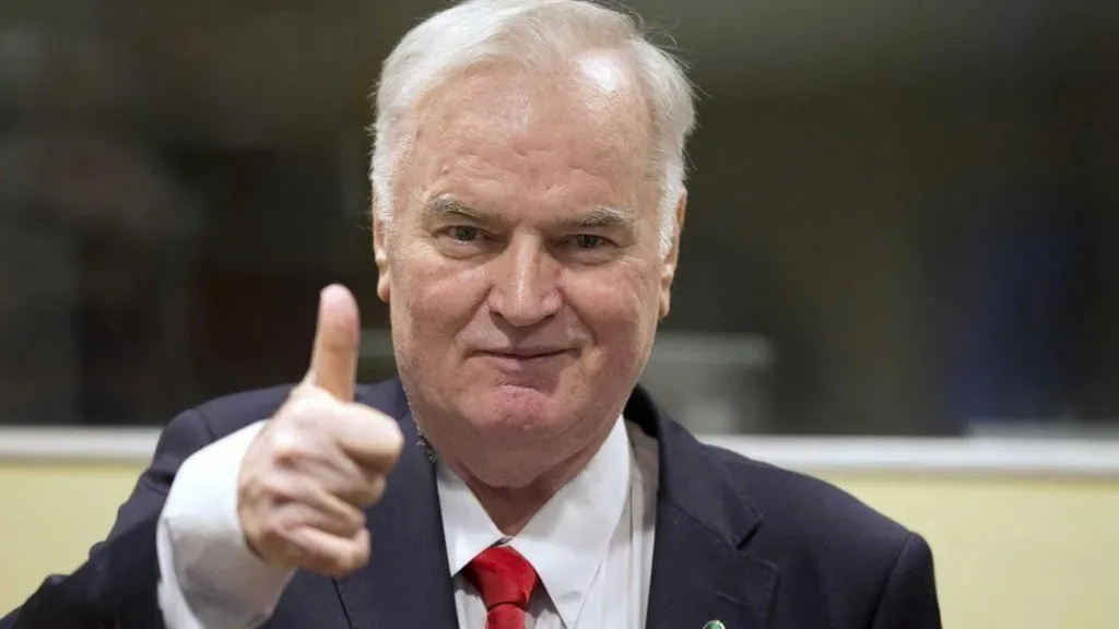 Mladić, care nu dă semne de pocăință, ridică degetul mare în semn de aprobare în timpul procesului său de la Curtea Internațională de Justiție de la Haga