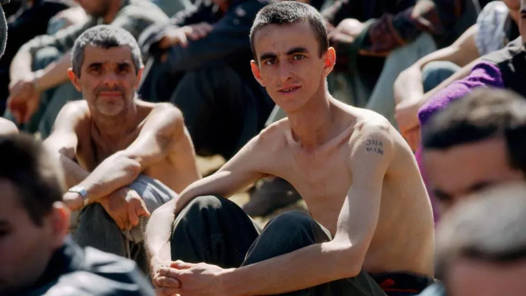 Deținuți slăbiți până la epuizare într-un lagăr al sârbilor bosniaci