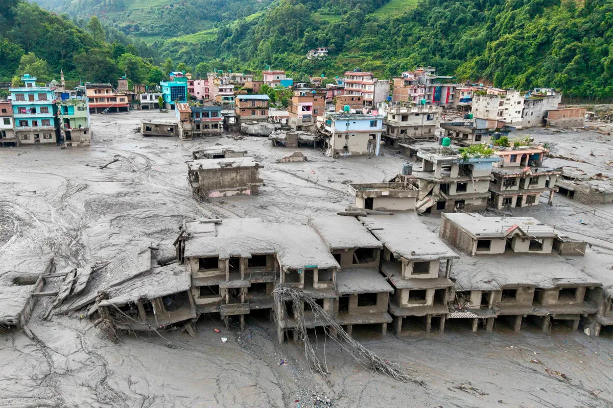 O imagine aeriană arată case acoperite de nămol în urma viiturilor fulgerătoare de la Devighat, din municipiul Bidur, din districtul Nuwakot din Nepal, pe 27 august 2026