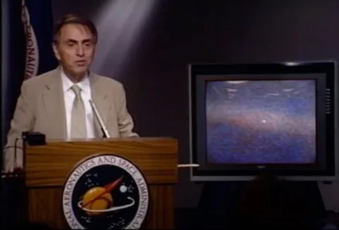 Carl Sagan prezintă „Punctul albastru pal”
