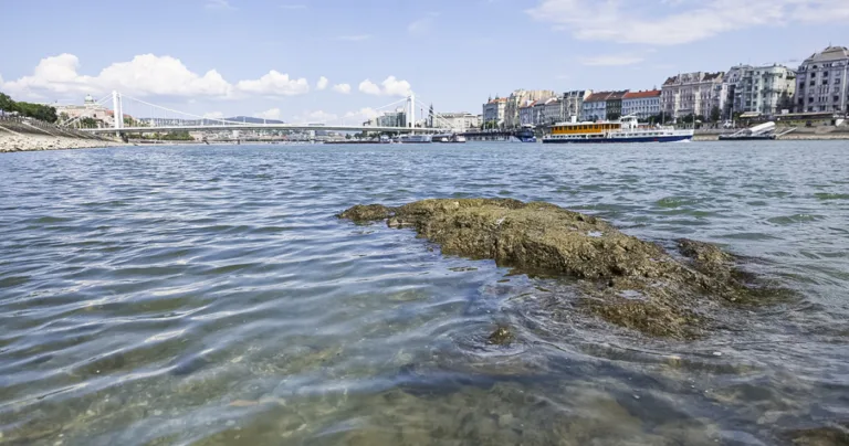 Stânca Foametei a reapărut la Budapesta, semn al secetei severe de pe Dunăre