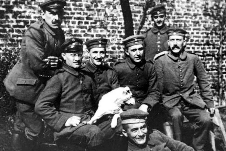 Adolf Hitler alături de regimentul bavarez în cadrul căruia a luptat în timpul Primului Război Mondial