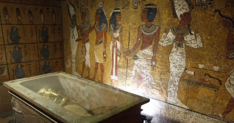 Mormântul lui Tutankhamon ar putea conține camere ascunse, unde s-ar afla trupul predecesoarei sale, regina Nefertiti