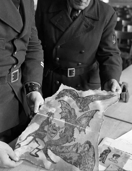 Această fotografie istorică pare să înfățișeze niște oficiali examinând probe, printre care și fragmente de piele tatuată, în timpul procesului lui Ilse Koch din decembrie 1950
