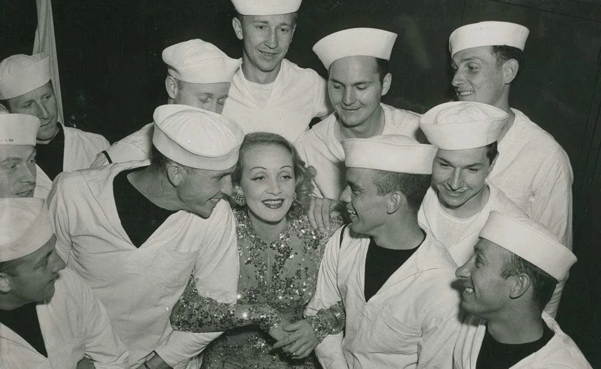 Marlene Dietrich alături de marinari americani