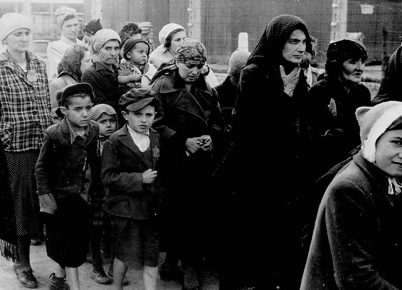 Un grup de femei și copii selectați pentru camera de gazare (probabil de către Mandl) la Auschwitz
