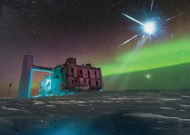 Instalația IceCube, fotografiată aici sub aurora australă, este cea mai importantă instalație de detectare a neutrinilor de pe Pământ. Neutrino-ul „dreptaci” propus nu a fost încă detectat
