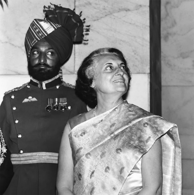 Indira Gandhi în timpul vizitei președintelui francez Valéry Giscard d'Estaing; în spatele ei se află un sikh din garda personală a prim-ministrului