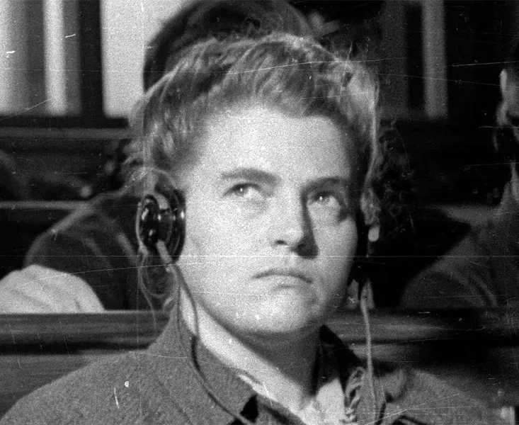 Maria Mandl este fotografiată stând pe banca acuzaților la 24 noiembrie 1947, în timpul procesului de la Auschwitz, desfășurat la Cracovia, în Polonia