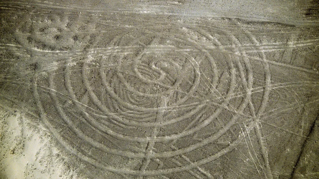 Un geoglif de formă geometrică din Nazca; geoglifele au dimensiuni și forme variate și ar fi putut avea scopuri diferite