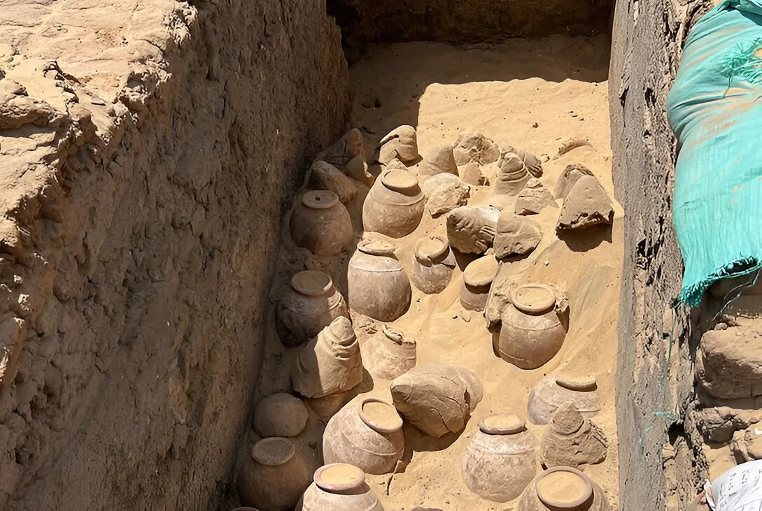 Vase de vin vechi de 5000 de ani, descoperite în mormântul reginei Meret-Neith din Abydos în timpul săpăturilor arheologice. Vasele se află în contextul lor original, iar unele dintre ele sunt încă sigilate