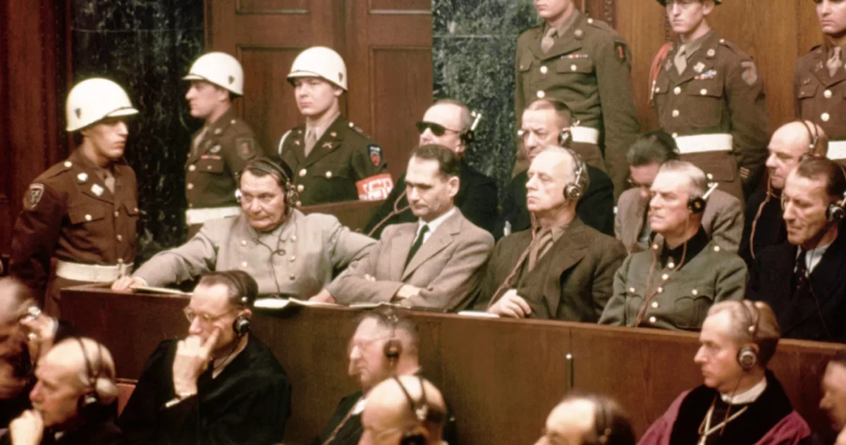 Testele IQ de la Nürnberg: inculpați naziști în boxa acuzaților, în sala de judecată