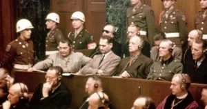 Testele IQ de la Nürnberg: inculpați naziști în boxa acuzaților, în sala de judecată