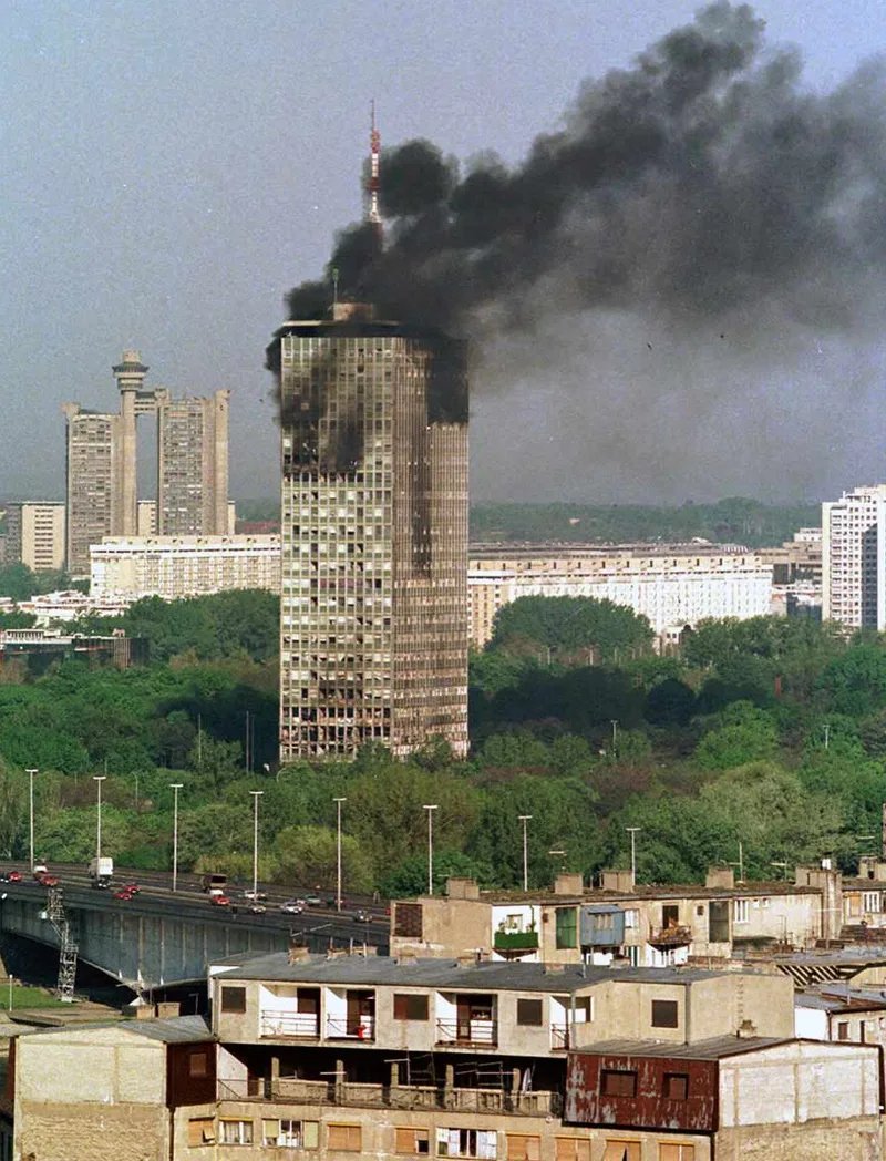 Turnul Ušće din Belgrad, după ce a fost lovit de bombele NATO, 1999