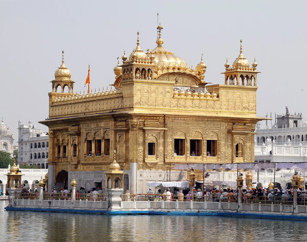 Templul de Aur din Amritsar (India) este cel mai important loc de pelerinaj pentru credincioșii de religie sikh. Templul este acoperit cu sute de kilograme de aur