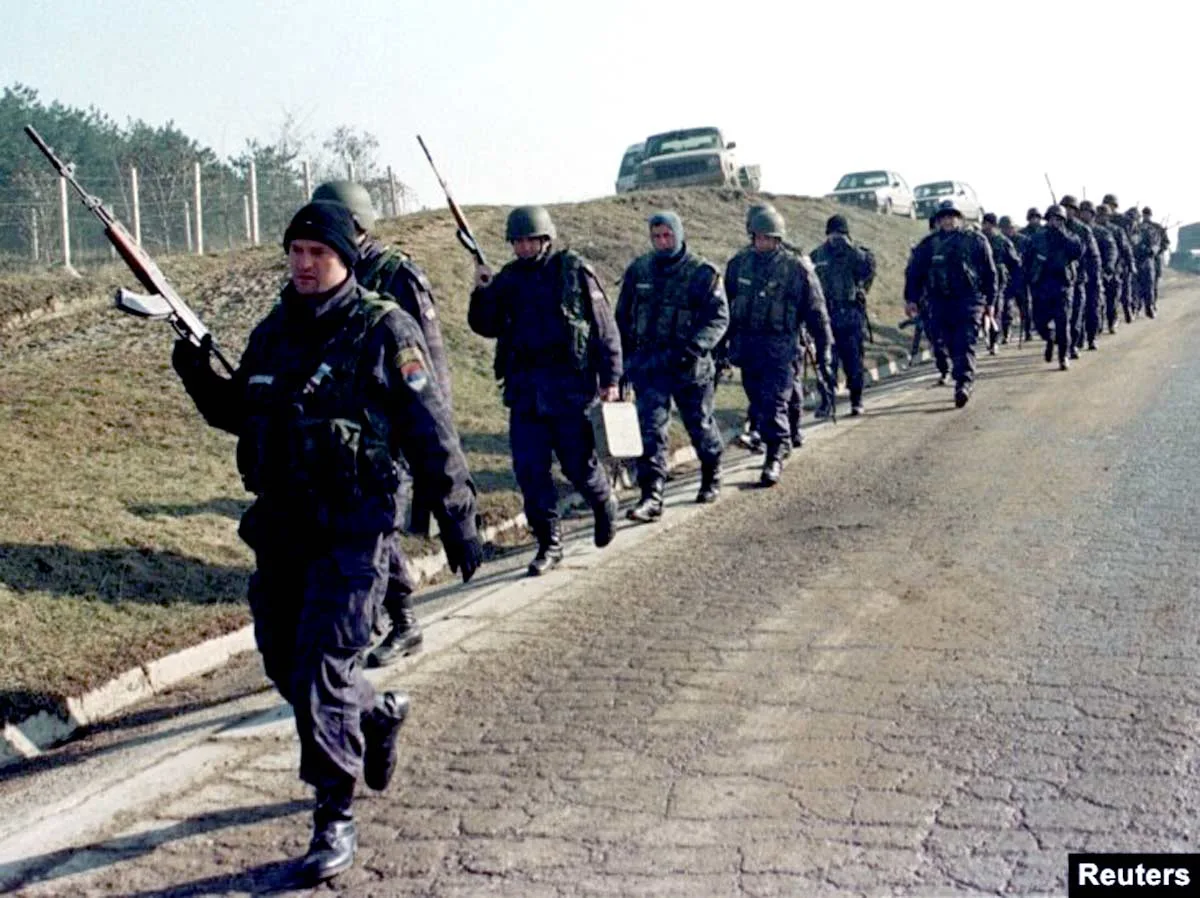 Trupele sârbe în marș în Kosovo, 1998